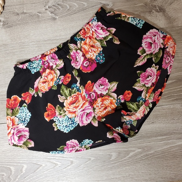 Ambiance Pants - Ambiance apparel floral shorts. Size medium